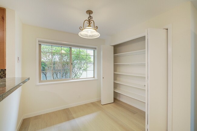 Building Photo - 2bd/2.5ba Kirkland Townhome
