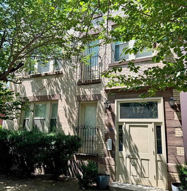 Building Photo - 117 Sigourney St