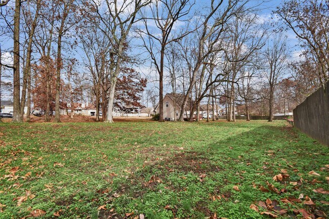 Building Photo - Three Bedroom with Bonus!