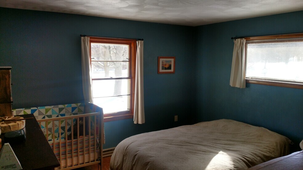 bed 1 - 419 E King Rd