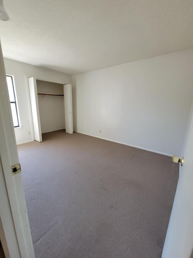 Building Photo - 2521 Chelwood Park Blvd NE