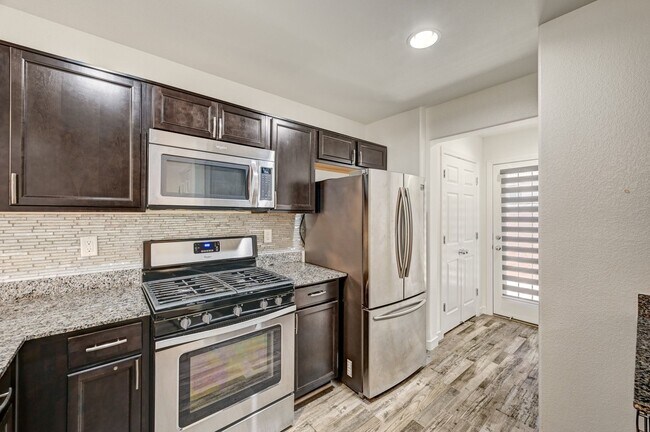 Building Photo - Exquisite Townhome - Life of luxury