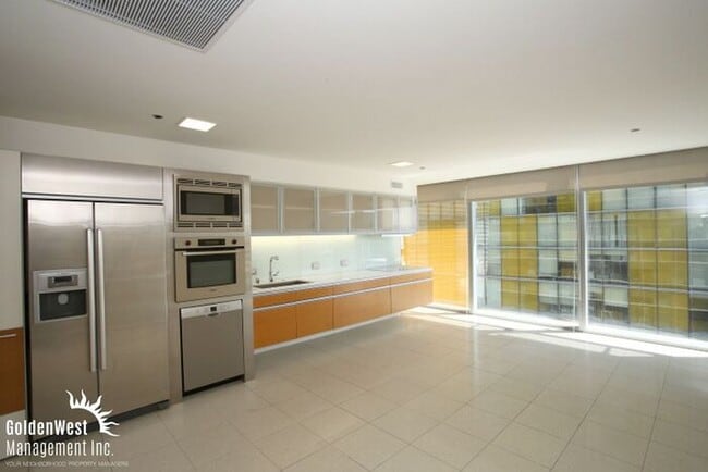 Building Photo - State of the Art Studio at Veer Towers in City Center!