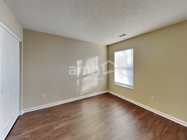 Building Photo - 637 Ellen Dr