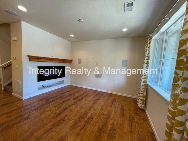 Building Photo - 598 E Dry Creek Pl