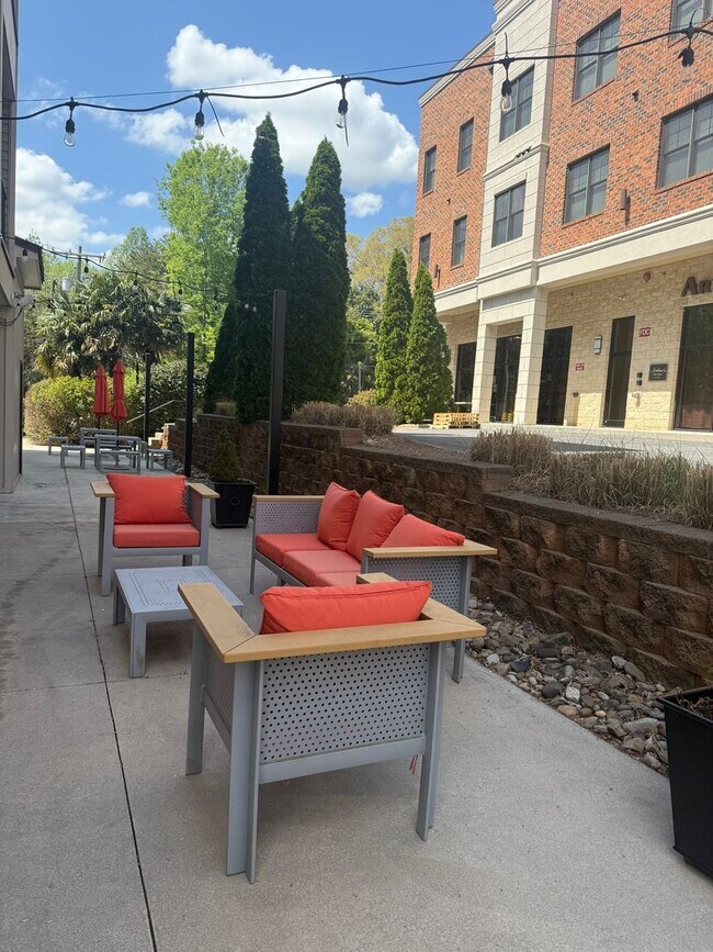 Building Photo - Furnished 2 Bedroom in Winstead Commons! Convenient to Lawndale Dr, Battleground Ave, and More!