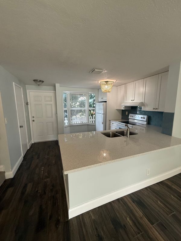 Building Photo - 2877 NE 15th St