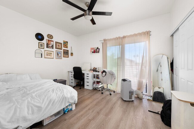 Building Photo - Spacious master bedroom!