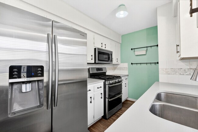 Building Photo - 8408 Maine Dr