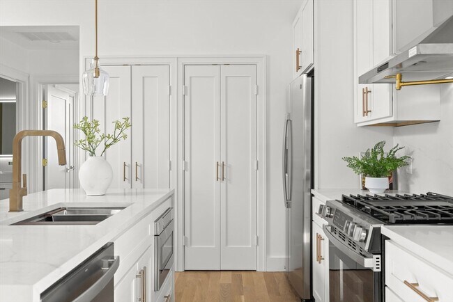 Building Photo - 100 Bennington St