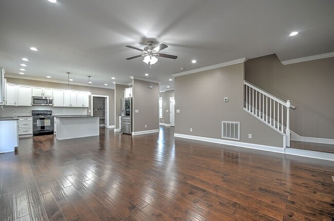 Building Photo - 4 Bedroom / 2.5 Bath Home  Kingsport, TN