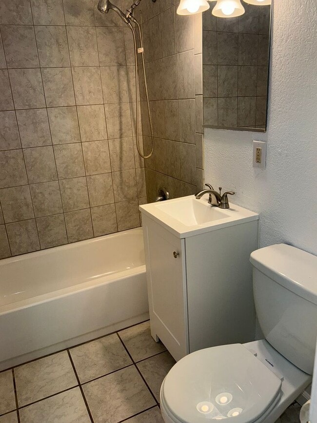 Building Photo - Cute 2 Bedroom