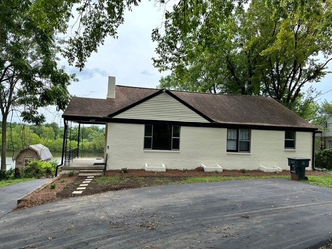 Building Photo - 1826 River Dr