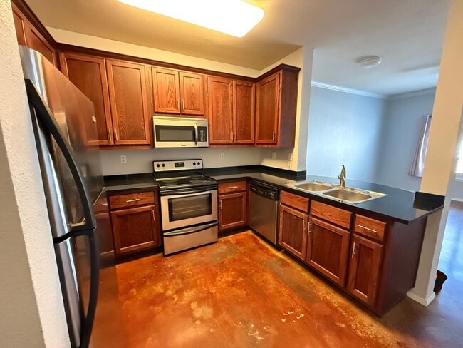 Building Photo - 910 W 25th St