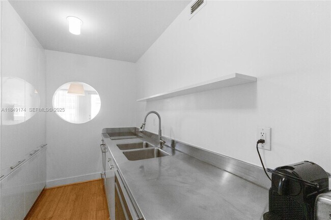 Building Photo - 100 Lincoln Rd