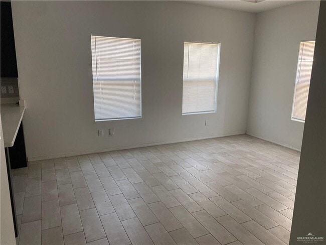 Building Photo - 16 Valeria St