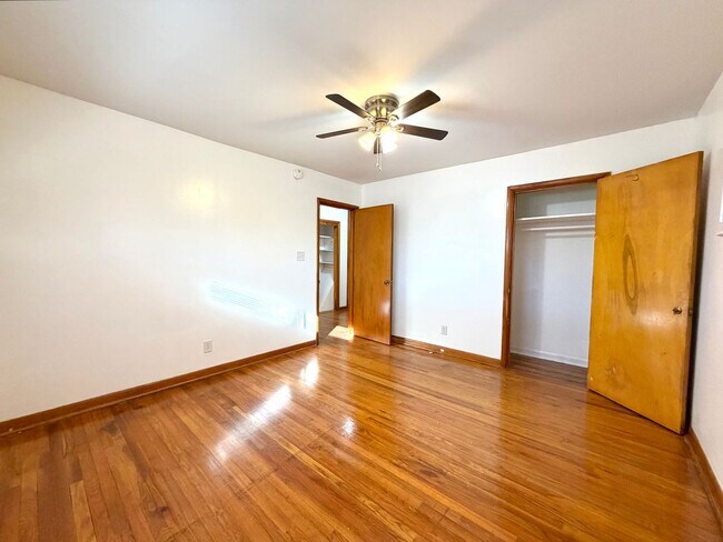 Building Photo - 887 Elwood Dr