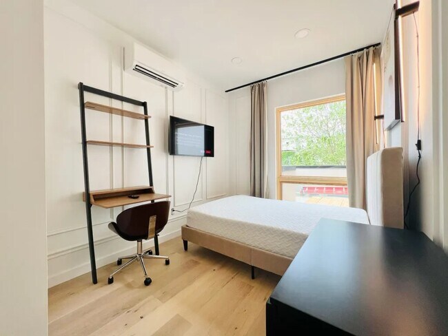 Building Photo - Furnished room/NOT APARTMENT