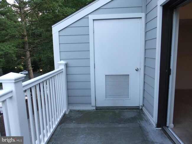 Building Photo - 1700 Oakwood Terrace