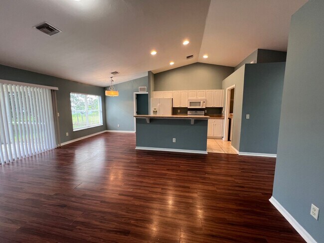 Building Photo - Charming 3-bedroom, 2-bath single-family home with a garage.