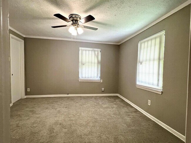 Building Photo - 9529 Chesterfield Dr
