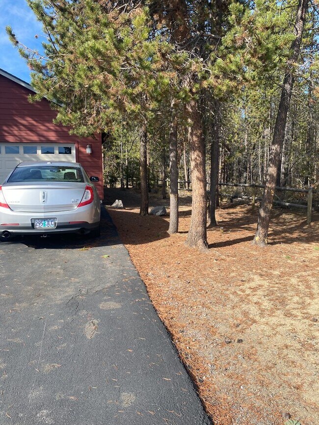 Building Photo - Quiet setting in La Pine!