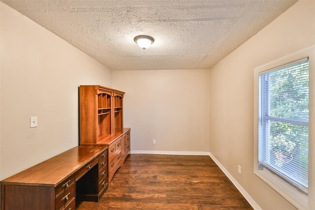 Building Photo - 1105 E 28th Ave