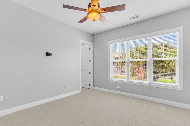 Building Photo - 200 River Landing Dr
