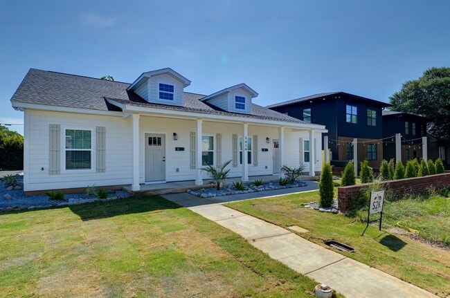 Building Photo - Pre-Leasing for the 26-27 School Year! - N...