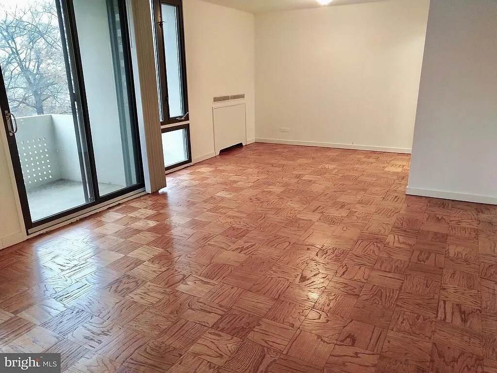 Spacious main living area with nine-foot-tall ceilings accommodates many furniture arrangements. - 490 M St SW