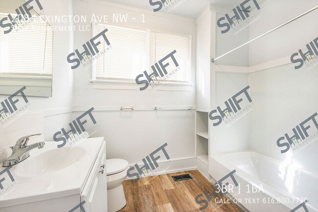 Building Photo - 208 Lexington Ave NW