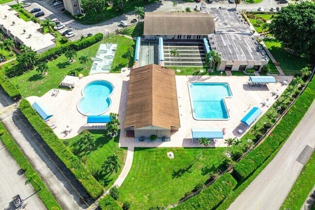 Building Photo - 500 Davis Rd