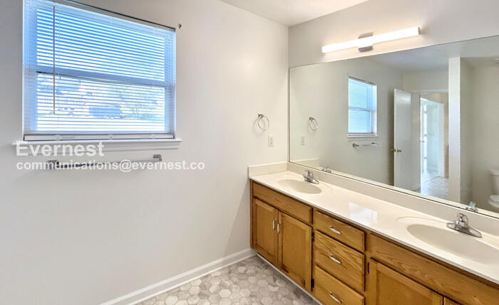 Building Photo - 57 Gladstone Dr