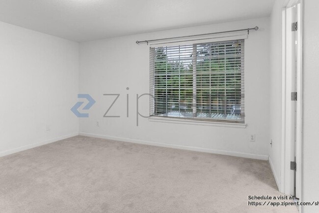 Building Photo - 9917 Holly Dr