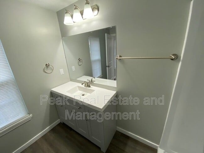 Building Photo - 1011 Logan St SE