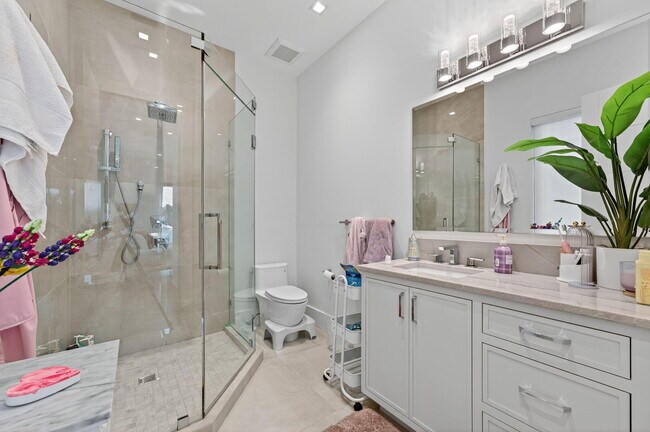 Building Photo - 785 NE 70th St