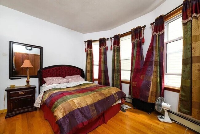 Building Photo - 465 Windsor St