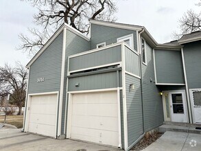 Building Photo - Newly Updated Townhome with Three Balconie...