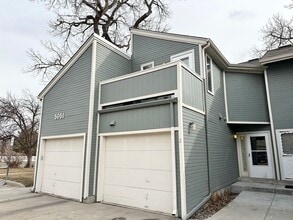 Building Photo - Newly Updated Townhome with Three Balconie...