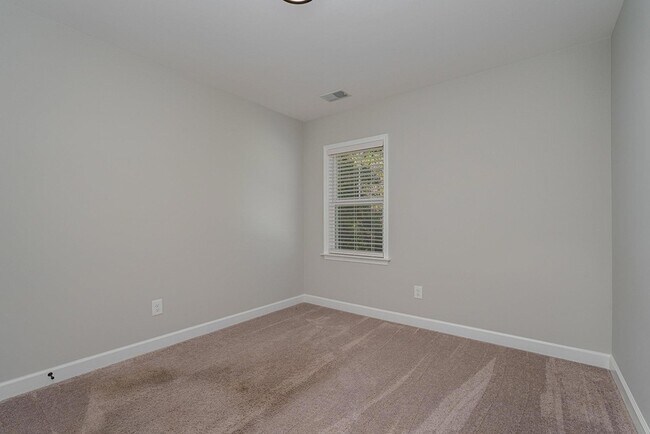 Building Photo - 407 E 3rd St