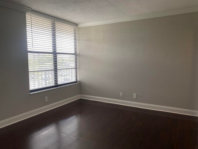 Building Photo - 9 Royal Palm Way