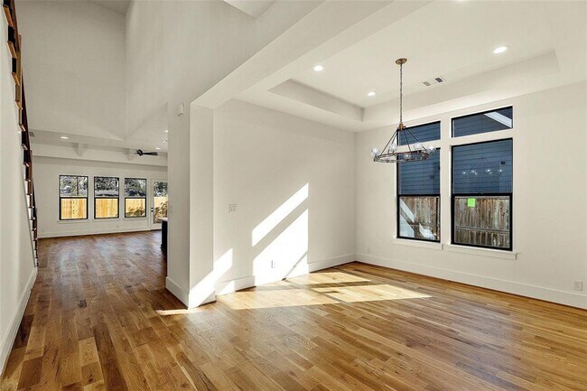 Building Photo - 1038 W 31st St