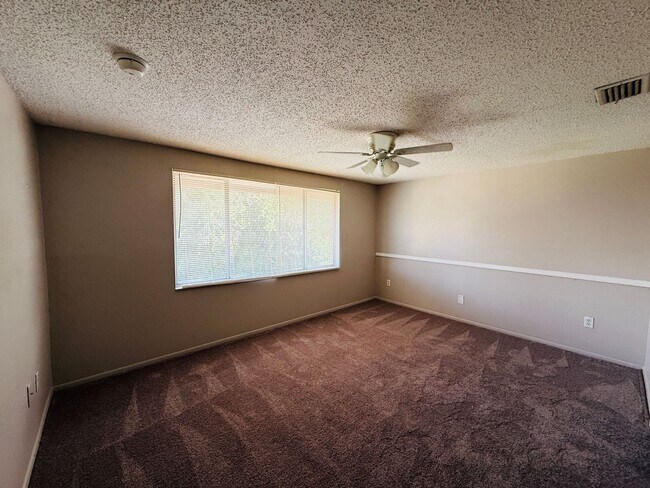 Building Photo - Charming 3 bedroom 1.5 bath condo for rent