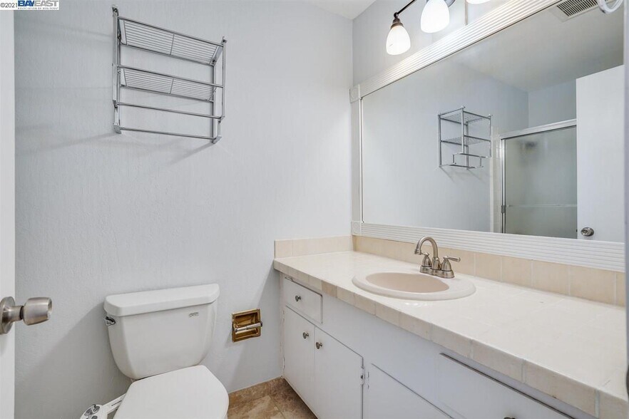 Full bath with tub attached to primary bedroom - 9005 Alcosta Blvd
