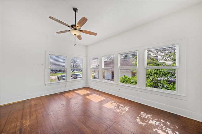 Building Photo - 433 E Davilla St