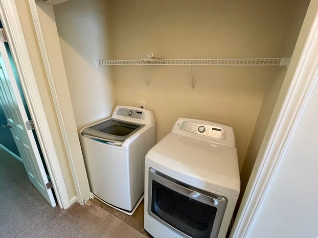 Building Photo - Beautiful 3 Bedroom End-Unit Townhouse