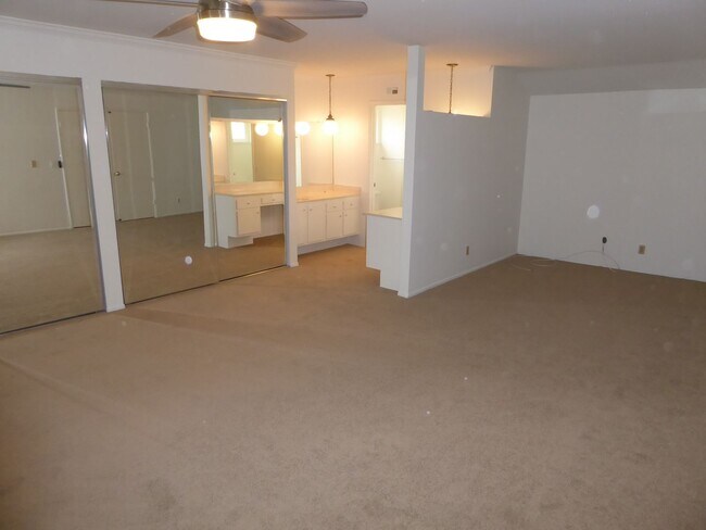 Building Photo - 3 Bedroom Pool Home in Canyon Country!