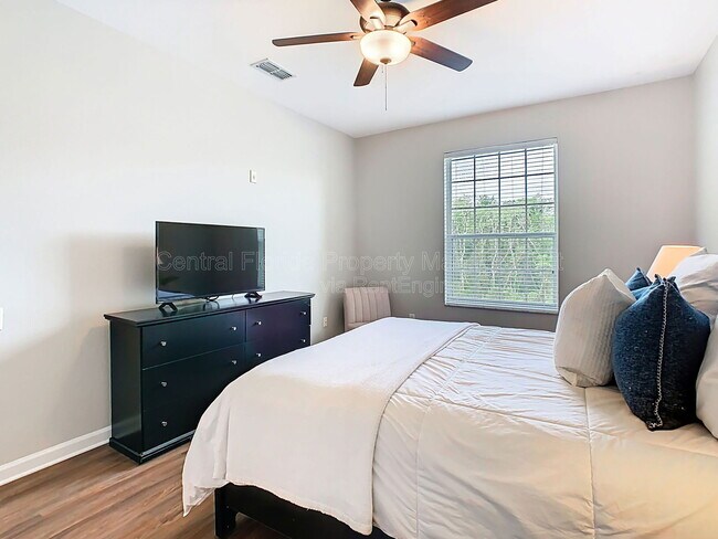 Building Photo - 2300 Silver Palm Dr