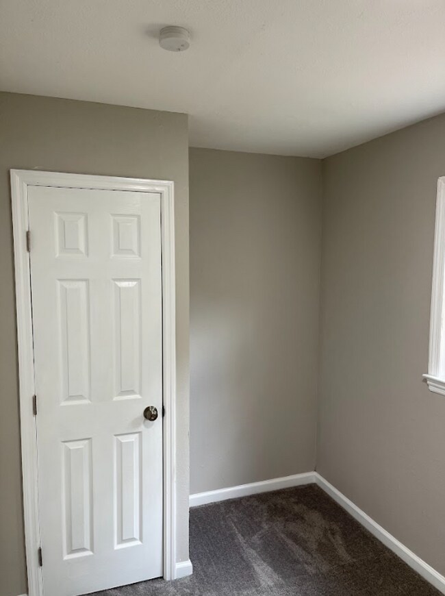 Building Photo - Newly Renovated 3 bed/2 bath - great location! MOVE IN SPECIAL!