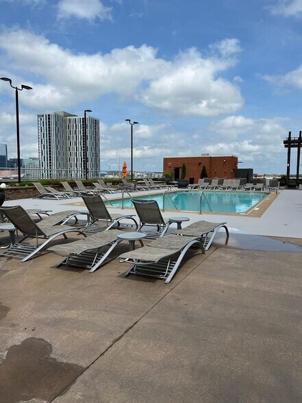 Building Photo - 600 12th Ave S